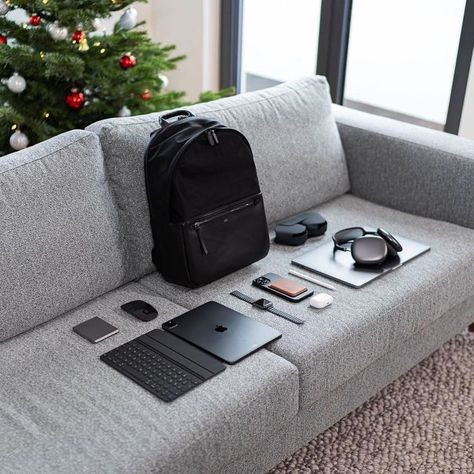 Apple Iphone Accessories, Desktop Setup, Tech Bag, Apple Technology, December 21, Home Office Setup, Office Setup, Design Guide, Room Setup