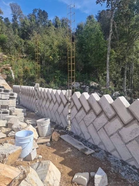 Building A Brick Wall, How To Lay Concrete, Fence Wall Design, Compound Wall Design, Brick Columns, Brick Laying, House Fence Design, Construction Engineering, Brick Fence