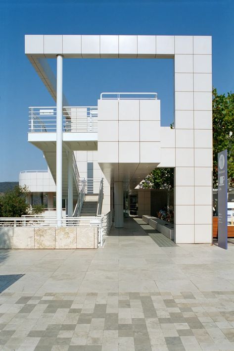 Richard Meier & Partners Architects, Xavier de Jauréguiberry · The Getty Center · Divisare Urban Farming Architecture, Farming Architecture, Aalto Architecture, Thomas Phifer, Richard Meier Architecture, Alvar Aalto Architecture, Bus Stop Design, White Arch, Floating Architecture