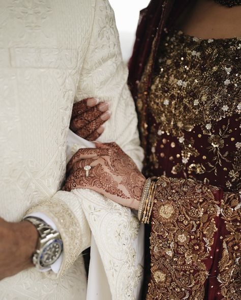 Desi Wedding Pictures, Nikkah Photography Poses, Pakistani Wedding Couple Photoshoot, Desi Engagement Aesthetic, Pakistani Couple Photography, Nikkah Couple Poses, Pakistani Wedding Photos, Desi Wedding Poses, Nikkah In Masjid