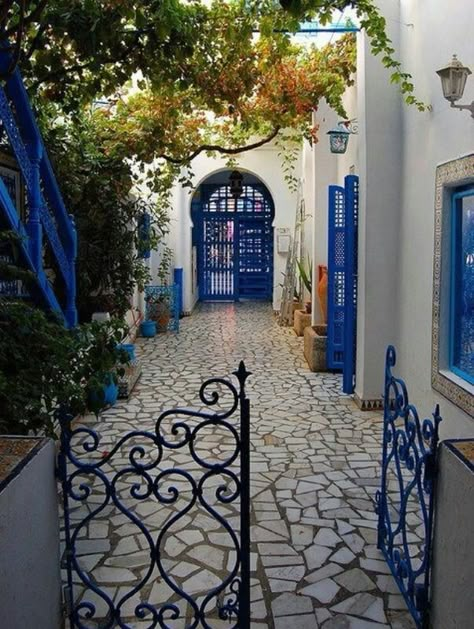 Wow ♡♡ Sidi Bou Said Tunisia, Chris Penn, Sidi Bou Said, Blue Doors, Casas Coloniales, Spanish Style Homes, Spanish Style, Garden Gates, Tunisia