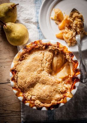 pear + ginger crumble Pear And Ginger Crumble, Pear Crumble, Pear Ginger, Spiced Pear, Pear Recipes, Impressive Recipes, Crumble Recipe, Sweet Pie, Spice Recipes