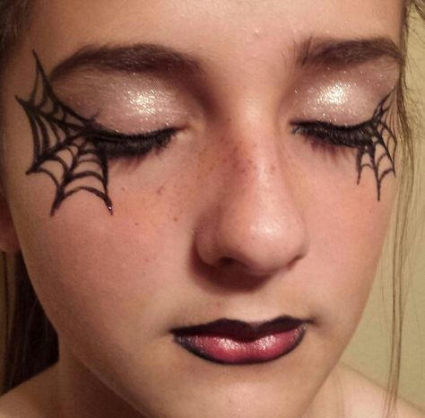 Face Paint Spider Web, Spiderweb Liner, Spider Web Makeup Easy, Spider Face Makeup, Spider Make Up, Spider Web Face Paint, Spider Liner, Spider Web Halloween Costume, Spiderweb Makeup