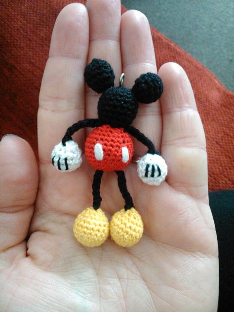 Projek Mengait, Crochet Mickey Mouse, Crochet Keychains, Crochet Disney, Crochet Earrings Pattern, Crochet Keychain Pattern, Pola Amigurumi, Crochet Mouse, Crochet Decoration