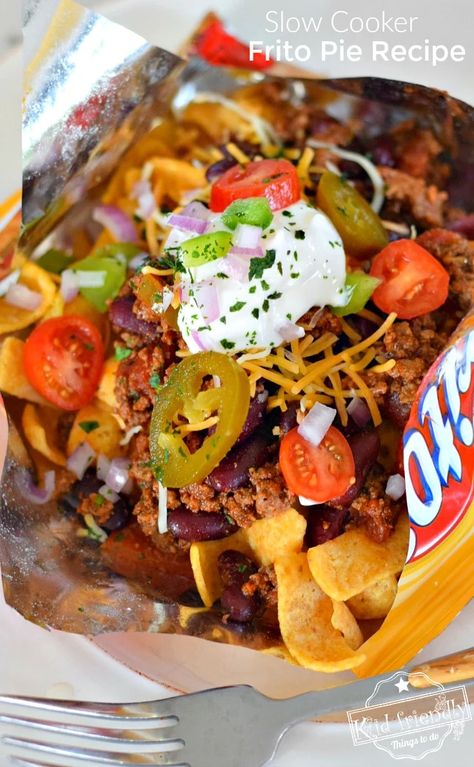 Walking Frito Pie Recipe {Slow Cooker} | Kid Friendly Things To Do Walking Frito Pie, Fritos Recipes, Chilli Pie, Family Game Night Snacks, Cinco De Mayo Party Ideas, Frito Pie Recipe, Football Foods, Simple Dinners, Mexican Flavors