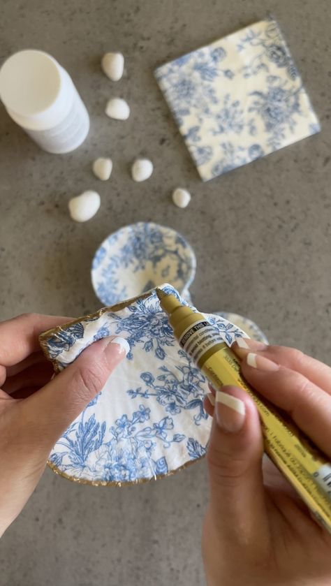 DIY Seashell Trinket Dish - Domestically Blissful She’ll Trinket Dish, High School Crafts, Domestically Blissful, Seashell Jewelry Diy, Shells Crafts, Xmas Projects, Oyster Shell Crafts, Seashell Projects, Shell Craft