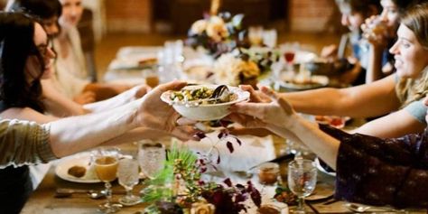 7 consejos para organizar una reunión familiar Godzilla Wedding, Family Style Weddings, Wedding Reception Dinner, Family Style Dinner, Emo Men, Reception Dinner, Favorite Comfort Food, Social Gathering, Green Wedding Shoes