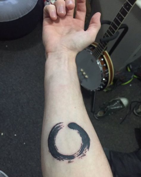 Enso. Credit to Anthony at Yankee Tattoo in Burlington, VT - Imgur Wabi Sabi Tattoo, Enso Tattoo, Feather Tattoo For Men, Lifeline Tattoos, Zen Tattoo, Peace Sign Tattoos, Peace Tattoos, Chakra Tattoo, Yoga Tattoos