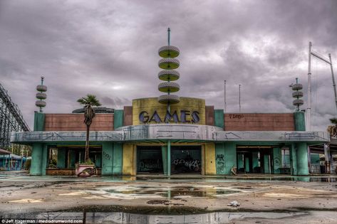 Eerie images show New Orleans' Six Flags amusement park abandoned after Hurricane Katrina | Daily Mail Online New Orleans Theme, Six Flags New Orleans, Dawn Of The Planet, Battle Of New Orleans, Abandoned Theme Parks, Abandoned Amusement Parks, Fallout New Vegas, Pensacola Beach, Six Flags