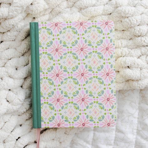 Floral journaling bible for women and teens Best Journaling Bible, Pretty Bibles To Buy, Cute Bibles To Buy, Decorating Bible Cover, Decorated Bible Cover, Scripture Study Aesthetic, Aesthetic Bibles, Bibles For Women, Prayer Journal Cover