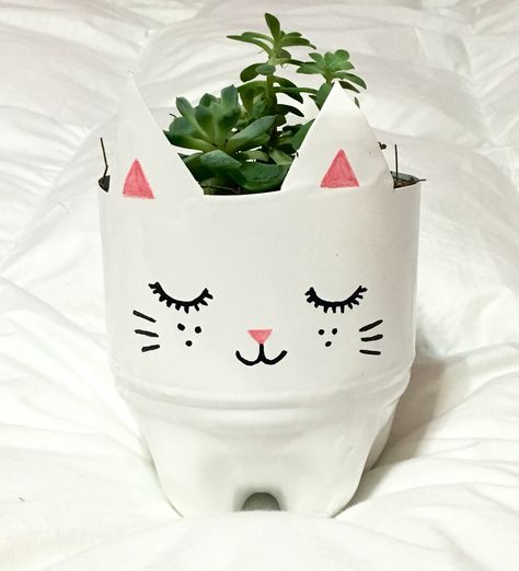 Diy Plastic bottle cat planter Bleach Bottle, Cat Planter, Diy Plastic Bottle, Plastic Bottle Crafts, Diy Pots, Preschool At Home, Diy Garden Projects, Cat Crafts, Pet Bottle