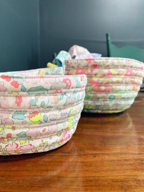 Fabric Tube Basket -Tutorial – Clover Needlecraft Scrap Fabric Basket, Stitch Pots, Rope Basket Tutorial, Little Baskets, Clothesline Basket, Baskets Diy, Weaving Diy, Fabric Basket Tutorial, Jelly Roll Patterns