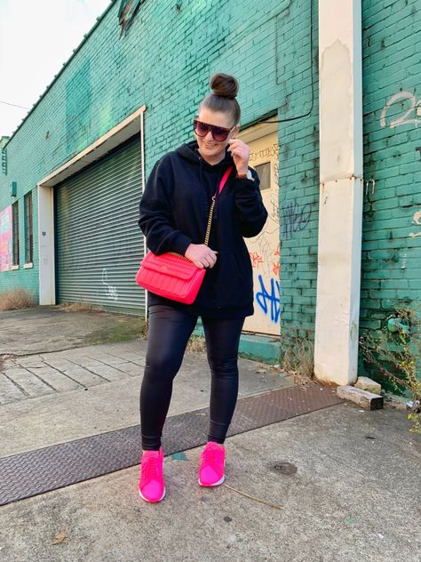 Fuschia Sneakers Outfit, Neon Pink Sneakers Outfit, Hot Pink Sneakers Outfit, Pink Sneaker Outfits Women, Midsize 2023, Pink Sneakers Outfit, Neon Pink Sweater, Airport Chic, Julia Marie