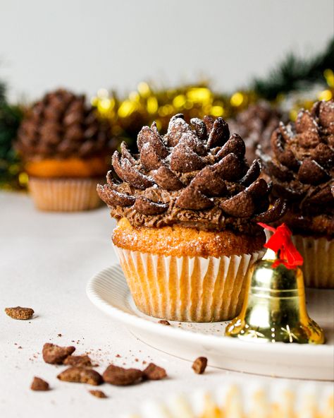 chocolate pine cone cupcakes Pine Tree Cupcakes, Pine Cone Cupcakes, Christmas Bakes, Cone Cupcakes, Cupcake Cones, Chocolate Muffins, Vanilla Cupcakes, Chocolate Frosting, Buttercream Frosting