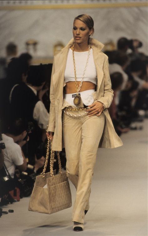 Chanel Spring 1993 Ready-to-Wear collection, runway looks, beauty, models, and reviews. 90s Chanel, Chanel Runway, 90s Runway Fashion, Runway Fashion Couture, Vintage Runway, Chanel Spring, Vintage Couture, Chanel Vintage, Mood Board Fashion