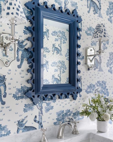 Mudroom Renovation, Blue Powder Rooms, Cheerful Kitchen, Kitchen Mudroom, Preppy Decor, Bedroom Redo, Blue Beauty, Blue Room, Chinoiserie Chic