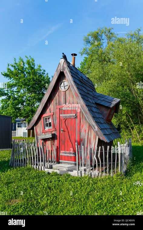 easy crooked house - Google Search Crooked House, Cabin, Google Search, House Styles, Home Decor, Home Décor