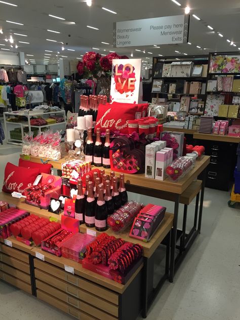 Valentines Day Retail Display, Valentine Display Ideas Retail, Gift Shop Displays, Supermarket Design, Boutique Display, Store Layout, Shopping Design, Valentines Day Treats, Valentines Design