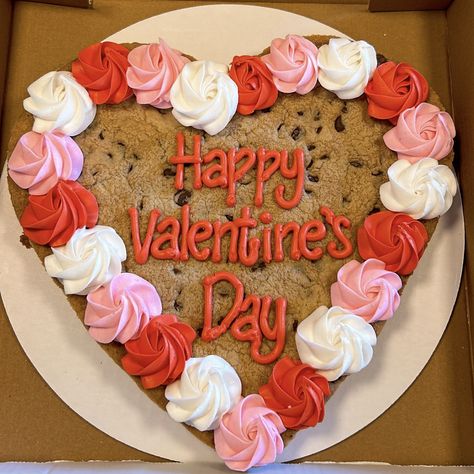 My mom sent me this delicious and aforbale cookie cake for Valentine's Day. Seriously how sweet (play on words duh). Perfect for Galentines! Valentine’s Day Cookie Cake Ideas, Large Cookie Cake Recipe, Valentine Cookie Cakes Decorated, Bakery Valentines Ideas, Cookie Cake Valentines Day, Valentines Cookie Cake Decorating Ideas, Valentine Cookie Cake, Valentine’s Day Cookie Cake, Mini Cookie Cakes