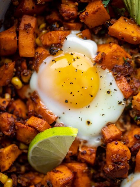 Sweet Potato Hash - Chipotle Sweet Potato Quinoa Skillet Potato Hash Breakfast, Mustard Sandwich, Sweet Potato And Quinoa, Breakfast Savory, Quinoa Breakfast, Potato Hash, Cook Book Stand, Sweet Potato Breakfast, Scrambled Egg