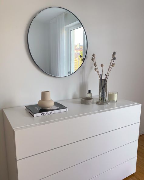 kommode interiordesign schlafzimmerideen White Dresser Room, Bedroom Dresser Decor Minimalist, Small Drawers Bedroom, Minimalistic Dresser Decor, Drawer Chest Decor Ideas, Malm Decor Ideas, Chest Of Drawers Decor Bedroom, Bedroom Chest Of Drawers Decor Ideas, Ikea Drawers Bedroom