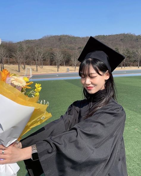 Graduation Pictures Korean, Ulzzang Graduation, Korean Graduation Pictures, Graduation Aesthetic Pictures, Sinor Pictures, Korean Poses Photo Ideas, Korean Graduation, Kpop Graduation, Graduation Cap Design Ideas