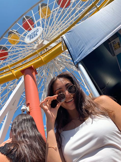 📍Santa Monica Pier La Girls, Santa Monica Pier, Photo Inspo, Santa Monica, Girls Trip, Photo Poses, Ferris Wheel, Cali, Sunglasses Women