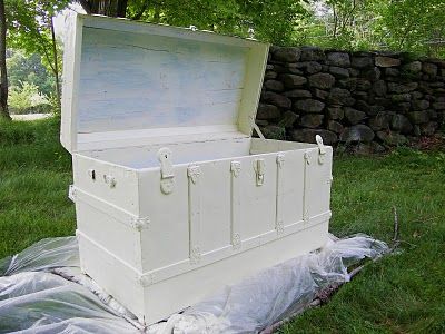 Painting and restoring an old trunk. I got an old trunk from a friend and this gives me an idea of how to restore it. Excited to get started Trunk Redo, Luggage Ideas, Trunk Makeover, Trunk Furniture, Trunk Ideas, Vintage Trunk, Painted Trunk, Old Trunks, Antique Trunk