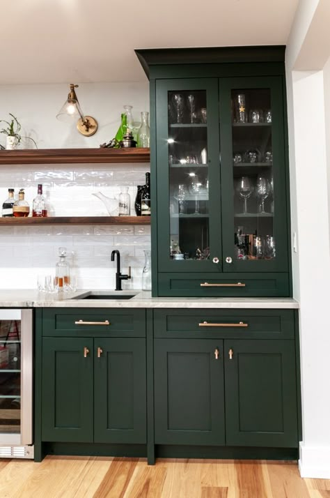 Green Kitchen Cupboards, Benjamin Moore Kitchen, Dark Green Kitchen, Green Kitchen Cabinets, Home Decor Aesthetic, Home Design Inspiration, Aesthetic Home Decor, Cabin Kitchens, Green Cabinets