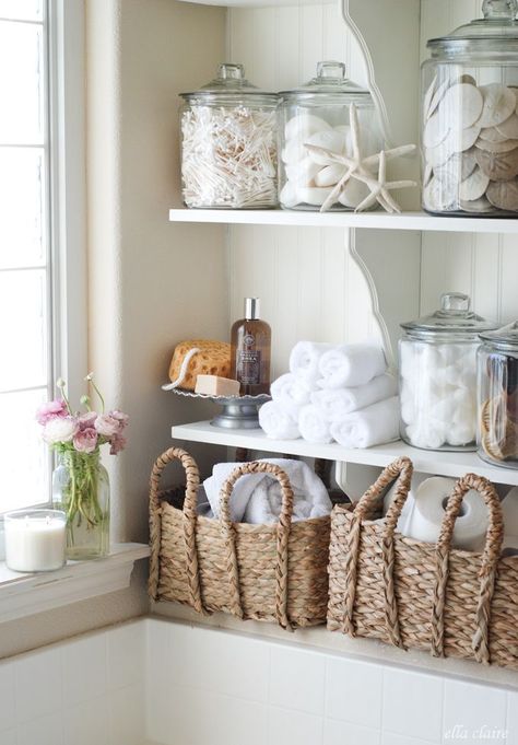 Lovely DIY Bathroom Linen Shelves by Ella Claire Nautical Bathroom Design Ideas, Wood Shelf Brackets, Dekorere Bad, Diy Regal, Desain Pantry, Beach Theme Bathroom, Beach Bathroom Decor, Decor Ikea, Nautical Bathrooms