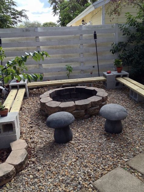 How To Use Cement Blocks In Practical Outdoor Projects Also, you can use wooden boards and cement blocks to build a nice seating area around the firepit in your back yard. It’s really simple and you can customize and adapt the design in lots of different ways so it suits your space. Cinder Block Bench, Taman Air, Backyard Seating Area, Diy Bench Outdoor, Cinder Blocks, Backyard Seating, Easy Backyard, Fire Pit Area, Diy Fire Pit