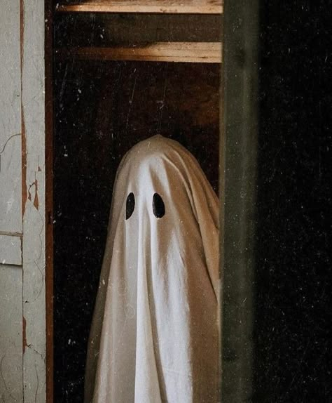 Vintage Ghost Aesthetic, Ghosts Aethstetic, Friendly Ghost Aesthetic, Sheet Ghost Aesthetic, Ghost Aesthetic, White Blanket Ghost Aesthetic, Blanket Ghost Aesthetic, Dark Bathtub Aesthetic, Asthetic Ghost Halloween