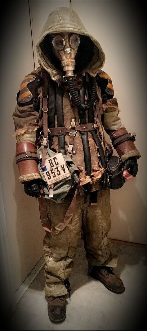 Post-apo LARP costume. Made by Larpworks. Scrappunk Fashion, Apocalypse Halloween Costume, Fallout Outfits Post Apocalyptic, Apocolapyse Outfits, Stalker Outfit, Wasteland Aesthetic, Apocalypse Cosplay, Apocalypse Costume, Post Apocalyptic Clothing