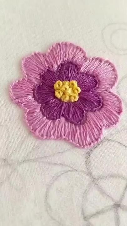 Sahory en TikTok Diy Embroidery Flowers, Stain Stitch, Embroidered Alphabet, Beautiful Embroidery Designs, Embroidery Flower Design, Fabric Pattern Design, Amazing Embroidery, Diy Embroidery Designs, Floral Embroidery Patterns