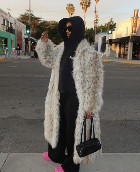 Coat Fur Outfit, New York Street Fashion Winter, Chill Dinner Outfit Winter, Cold Chicago Outfits, Outfit Ideas Fur Coat, Upper East Side Outfits Winter, Black Fluffy Coat Outfit, Long Fur Coat Outfit Street Style, Brunch Winter Outfit Black Woman