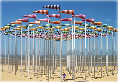 Beaufort 03: Le Vent souffle où il veut - Beach Art in De Haan Belgium Daniel Buren, Art Plage, Public Sculpture, Sculpture Installation, Jolie Photo, Awesome Things, Outdoor Art, Land Art, Environmental Art