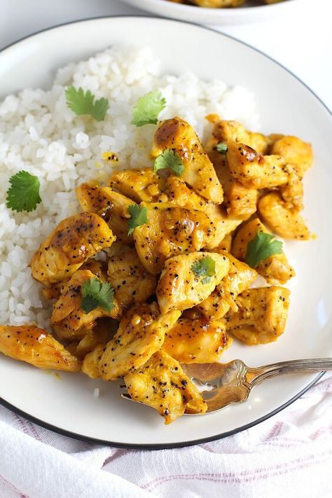 This Honey Lemon Pepper Chicken is such a simple recipe, but tastes so amazing! It's a great way to uses pantry ingredients in a new way for a quick dinner or appetizer.  Honey Lemon Pepper Chicken bites are a recipe that I came up with using typical Brazilian ingredients from my pantry. It's super simple for a weeknight dinner or a perfect appetizer for a party or game day. It requires only 15 minutes to prepare and 10 minutes cooking time. But, the flavor is wonderfully complex wit… Lemon Pepper Chicken Bites, Honey Lemon Pepper Chicken, Lemon Pepper Chicken Breast, Chicken Bites Recipes, Recipes With Chicken And Peppers, Raw Chicken Breast, Chicken Easy, Lemon Pepper Chicken, Pepper Chicken