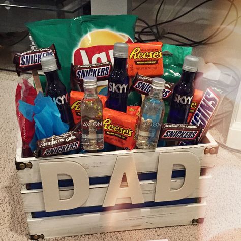 Dad birthday gift box Dad Birthday Basket Ideas, Dad Gift Ideas Birthday, Gift Basket For Dad, Dad Gift Basket, Birthday Ideas For Dad, Dad Birthday Gift Ideas, Dad Gifts Basket, Chocolate Jar, Birthday Gifts For Dad