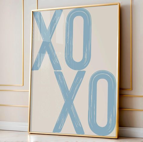 XOXO Print, Light Blue Trendy Retro Print, College Dorm Decor, Apartment Decor, Maximalist Wall Art, Retro Aesthetic, Graffiti Wall Art Send some love with this XOXO poster in a cool light blue! Perfect for college dorms or apartments, this trendy piece adds a funky retro vibe to your space. Whether you're into maximalist wall art or preppy decor, this girly graffiti-inspired sign is the perfect touch of fun for any room! Key Features * Digital download - simply print, frame and hang! * Purchase Cute Artwork For Bedroom, Teen Room Wall Art, Pastel Colorful Bedroom, College Prints Wall Art, Blue Bathroom Prints, Blue Poster Ideas, Bedroom Decor Ideas Blue, Poster Room Decor Ideas, College Kitchen Decor