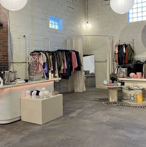 Retail Store Design Clothing, Clothing Store Interior Design Ideas, Aesthetic Clothing Store Interior, Vintage Thrift Store Aesthetic, Aesthetic Stores Interior, Garage Clothing Store, Small Clothing Store, Vintage Boutique Interior, Retail Aesthetic