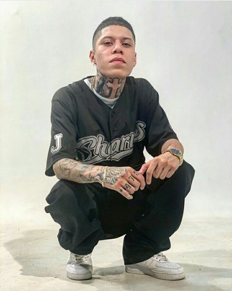 Old School Rap Aesthetic, Santa Fe Klan, Chicano Rap, Chola Style, Y2k Pfp, Estilo Cholo, Gang Culture, 2000s Outfit, Freestyle Rap