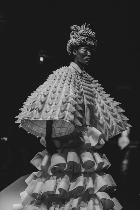 Noir Kei Ninomiya, Kei Ninomiya, Dress Couture, Fashion Costume, Yohji Yamamoto, Coraline, Issey Miyake, Couture Dresses, Comme Des Garcons