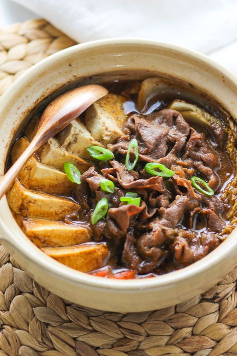 Sukiyaki Recipe, Japanese Hot Pot, Hot Pot Recipe, Japanese Beef, Easy Japanese Recipes, Mapo Tofu, Japanese Cooking, Japanese Dishes, Asian Cooking