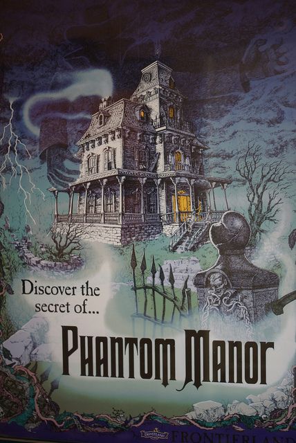 . Vintage Disney Posters, Phantom Manor, Haunted Mansion Disneyland, Disneyland Attractions, Disney Imagineering, Disney Attractions, Disney Paris, The Haunted Mansion, Disney Rides