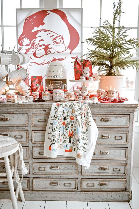 Christmas Mantel With Santa Picture, Santa Christmas Decor Ideas, Vintage Santa Decor, Santa Kitchen Decor, Santa Display, Christmas Kitchens, Santa Christmas Decor, Trendy Christmas Decor, Christmas Scandinavian