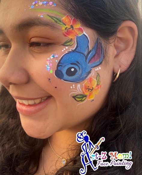 Eye Design Face Paint, Face Paint Characters, Disney Face Painting Ideas, Stitch Makeup Ideas, Stitch Face Paint Easy, Lilo And Stitch Face Painting, Face Paint On Hand, Kid Makeup Looks, Preppy Face Paint