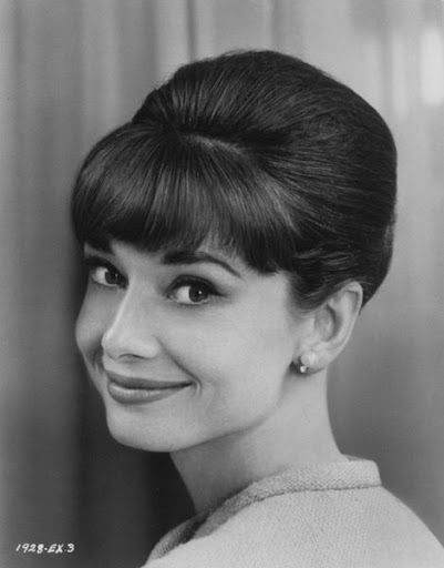 Audrey Hepburn. This might be my very favourite photo of her. Thankfully, no one's asking me to choose just one! Hairstyles 1950s, Audrey Hepburn Hair, Audrey Hepburn Outfit, Audrey Hepburn Born, Audrey Hepburn Pictures, Audrey Hepburn Photos, Vintage Garage, 4 May, Audrey Hepburn Style