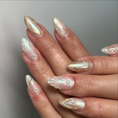 The prettiest ethereal mermaid nails 🐚 3D gel, shell design, chrome glaze in gold & blue/green, almond shape, pearls <3 Gold 3d Chrome Nails, 3d Mermaid Nails, Mermaid Nails Design, Aphrodite Nails, Greek Goddess Nails, Ethereal Nails, Nails 3d Gel, Ethereal Mermaid, Shell Nails