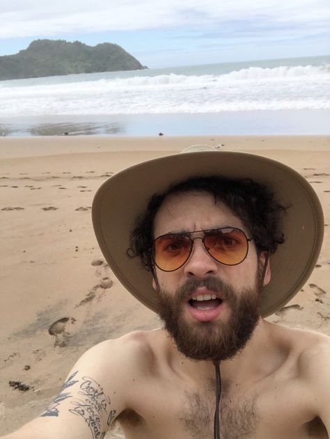 Taylor York on Twitter: “Big thanks to New Zealand for my massive new tan. Wish I never had to leave this place. Don’t think it’s possible to get more tan though.” — Paramore in New Zealand #TourFour Cool Kidz, Baby Taylor, Taylor York, Cool Mens Haircuts, Man And Wife, Social Media Presence, Hayley Williams, Big Thanks, Paramore