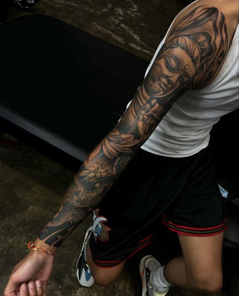 Men’s Tattoos Unique, Arm Sleeve Men Tattoo, Sunflower Design Tattoo, Chinese Arm Sleeve Tattoo, Black Man Tattoo Sleeve, Top Sleeve Tattoo For Men, Black And White Sleeve Tattoos For Men, Tattoos For Dark Skin Men Black Man, Women With Arm Tattoos